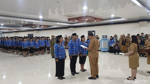 Proses penyerahan SK PPPK lingkup Pemprov NTT, Selasa (31/3/2026). (Foto Simon Selly/detikBali)