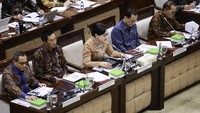 Ketua Dewan Komisioner Otoritas Jasa Keuangan (OJK) Friderica Widyasari Dewi (tengah) didampingi Wakil Ketua Dewan Komisioner OJK Hernawan Bekti Sasongko (kedua kiri), Anggota Dewan Komisioner OJK Hasan Fawzi (kiri), Dian Ediana Rae (kedua kanan), dan Ogi Prastomiyono (kanan) mengikuti rapat kerja dengan Komisi XI DPR di Kompleks Parlemen, Senayan, Rabu (1/4/2026). ANTARA FOTO/Dhemas Reviyanto
