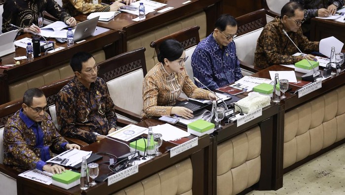 Ketua Dewan Komisioner OJK Friderica Widyasari Dewi (tengah) didampingi Wakil Ketua Dewan Komisioner OJK Hernawan Bekti Sasongko (kedua kiri), Anggota Dewan Komisioner OJK Hasan Fawzi (kiri), Dian Ediana Rae (kedua kanan), dan Ogi Prastomiyono (kanan) mengikuti rapat kerja dengan Komisi XI DPR di Kompleks Parlemen, Senayan, Rabu (1/4/2026). Rapat tersebut membahas program kerja dan rencana anggaran tahun 2026 Otoritas Jasa Keuangan (OJK). ANTARA FOTO/Dhemas Reviyanto/foc.
