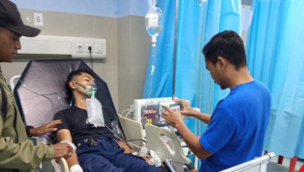 Relawan Samarinda terkena gigitan ular kobra saat melakukan proses evakuasi. (Istimewa) Relawan Samarinda terkena gigitan ular kobra saat melakukan proses evakuasi. (Istimewa)