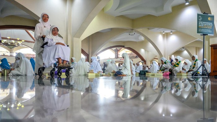 Jamaah calon haji mengikuti pelepasan bimbingan haji di Masjid Pusat Dakwah Islam (Pusdai), Bandung, Jawa Barat, Rabu (1/4/2026). Pemerintah Kota Bandung melepas sebanyak 1.679 calon haji untuk mengikuti bimbingan sebelum keberangkatan ke tanah suci pada akhir April hingga Awal Mei 2026 mendatang. ANTARA FOTO/Raisan Al Farisi