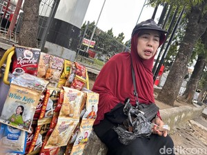 Gigihnya Bu Rosi Bergelut dengan Terik Matahari demi Kuliahkan 3 Anak