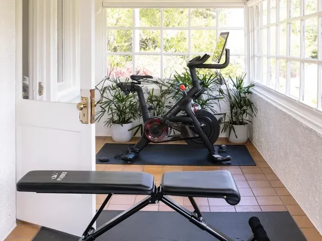 7 Inspirasi Desain Ruang Gym di Rumah, Nyaman dan Adem!