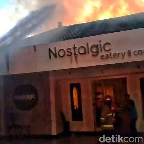 Salah satu kafe di Jalan Terusan Bung Hatta, Cakranegara Barat, Kota Mataram, terbakar Rabu (1/4/2026) pagi. (Foto Damkar Mataram)