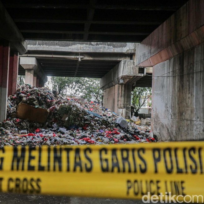 Sampah Menggunung di Kolong Tol, Bau Menyengat Ganggu Warga