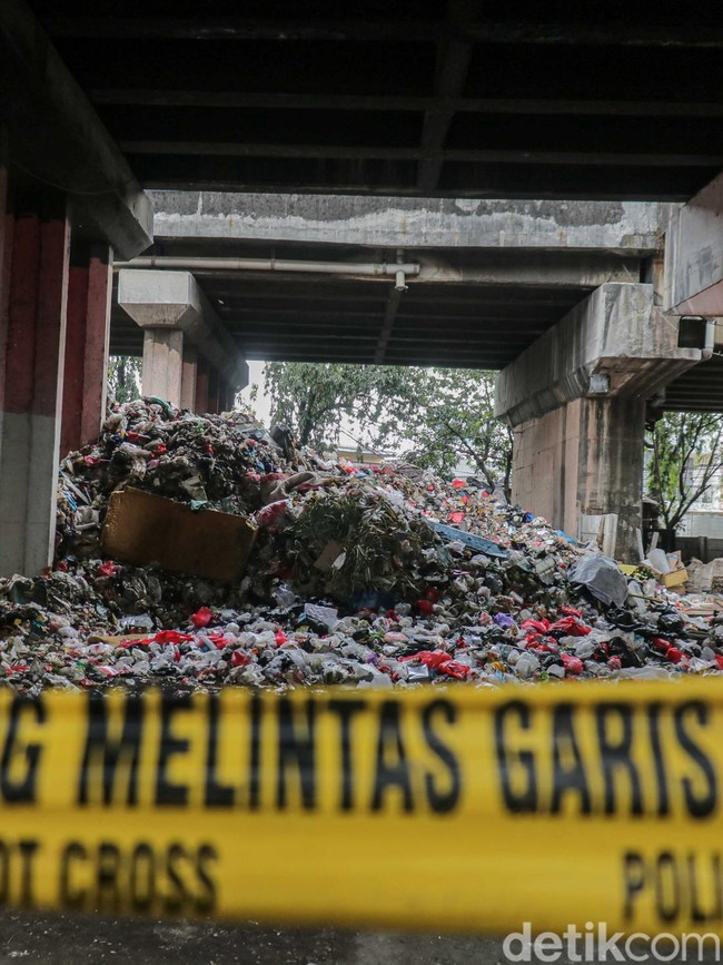 Sampah Menggunung di Kolong Tol, Bau Menyengat Ganggu Warga