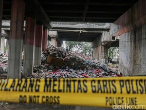 Sampah Menggunung di Kolong Tol, Bau Menyengat Ganggu Warga