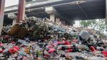 Sampah Menggunung di Kolong Tol, Bau Menyengat Ganggu Warga