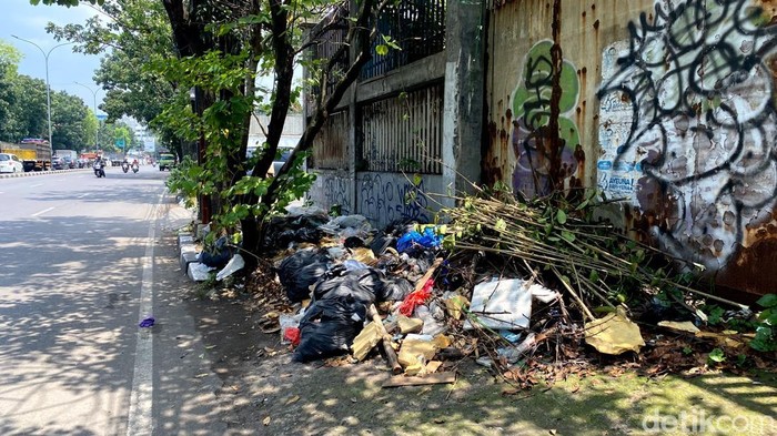 Sampah menumpuk di trotoar Jalan Soekarno Hatta, Kota Bandung