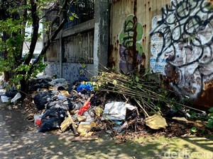 Trotoar Jalan Soetta Bandung Penuh Sampah, Warga: Dzalim yang Buang