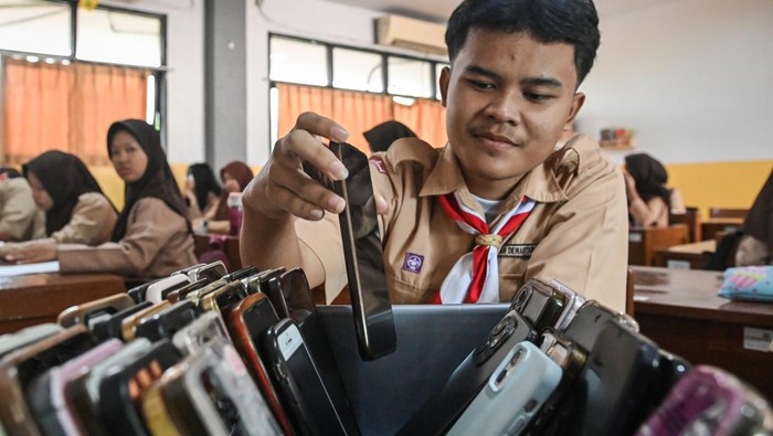 Siswa mengumpulkan gadget sebelum memulai kegiatan belajar di SMAN 112 Jakarta, Kembangan, Jakarta, Rabu (1/4/2026). Pihak sekolah menerapkan pembatasan penggunaan gadget selama berlangsungnya jam belajar sekolah untuk meningkatkan kualitas lingkungan belajar bagi siswa dan mencegah dampak negatif teknologi informasi digital sebagai implementasi pemberlakuan Peraturan Pemerintah (PP) Nomor 17/2025 tentang Pelindungan Anak di Ruang Digital atau PP Tunas dalam lingkungan pendidikan. ANTARA FOTO/Sulthony Hasanuddin/foc.