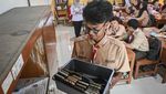 Sekolah Batasi Gadget Demi Fokus Belajar
