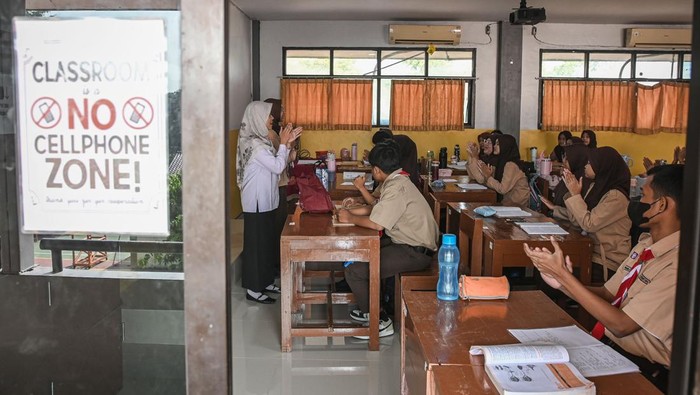 Siswa mengumpulkan gadget sebelum memulai kegiatan belajar di SMAN 112 Jakarta, Kembangan, Jakarta, Rabu (1/4/2026). Pihak sekolah menerapkan pembatasan penggunaan gadget selama berlangsungnya jam belajar sekolah untuk meningkatkan kualitas lingkungan belajar bagi siswa dan mencegah dampak negatif teknologi informasi digital sebagai implementasi pemberlakuan Peraturan Pemerintah (PP) Nomor 17/2025 tentang Pelindungan Anak di Ruang Digital atau PP Tunas dalam lingkungan pendidikan. ANTARA FOTO/Sulthony Hasanuddin/foc.