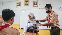 Pihak sekolah menerapkan pembatasan penggunaan gadget selama jam belajar berlangsung. ANTARA FOTO/Sulthony Hasanuddin