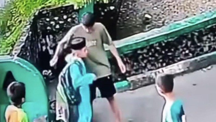 Seorang santri diduga dianiaya orang tua temannya di area Masjid Al Markaz Makassar.