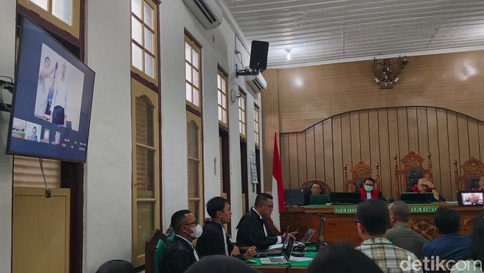 Sidang keterangan saksi mantan Menteri Budi Karya secara zoom dan offline di Pengadilan Negeri (PN) Medan, Rabu (1/4/2026) (Juita Sinuhaji/detikSumut)