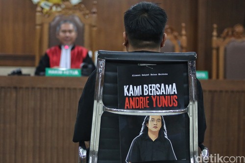 Hakim Adek Nurhadi memimpin sidang lanjutan kasus penghasutan di PN Jakarta Pusat, Rabu (1/4/2026) terkait unjukrasa yang berujung kerusuhan pada akhir Agustus tahun lalu, dengan terdakwa Wawan Hermawan. Rencananya sidang beragendakan pembacaan putusan (vonis) namun urung dilakukan dan ditunda hingga Selasa (7/4/2026). 
Sebelumnya Jaksa mendakwa Wawan Hermawan melakukan tindak pidana penghasutan menggunakan akun Instagram  @bekasi_menggugat berupa postingan ajakan aksi unjuk rasa pada Agustus lalu. Selama sidang, sejumlah pendukung Wawan sempat menunjukkan poster dukungan terhadap Wawan dan korban penyiraman air keras Andrie Yunus. Sidang berlangsung kondusif.