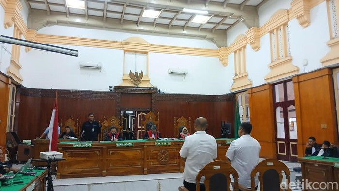 Sidang vonis terdakwa Rasuli Efendi Siregar di Pengadilan Negeri (PN) Medan, Rabu (1/4/2026). (Juita Sinuhaji/detikSumut)