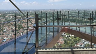 Makan with The View! Sensasi Kuliner dan Sky Bridge 130 Meter di Trans Hotel Jakarta