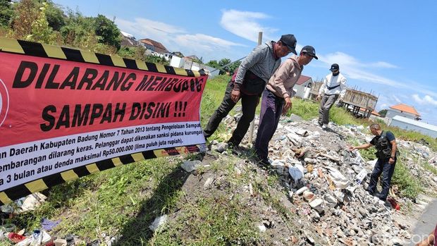 Spanduk larangan buang sampah sudah dipasang DLHK Badung di lahan kosong yang dijadikan TPA liar di kawasan Merta Agung, Kerobokan Kelod, Badung, Rabu (1/4/2026). (Agus Eka/detikBali) Spanduk larangan buang sampah sudah dipasang DLHK Badung di lahan kosong yang dijadikan TPA liar di kawasan Merta Agung, Kerobokan Kelod, Badung, Rabu (1/4/2026). (Agus Eka/detikBali)