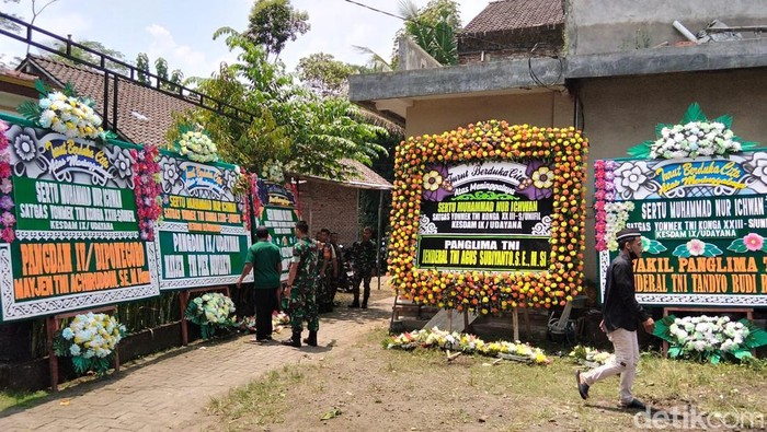 Sejumlah karangan bunga ucapan duka dari sejumlah tokoh nasional di rumah duka Dusun Deyangan, Desa Deyangan, Kecamatan Mertoyudan