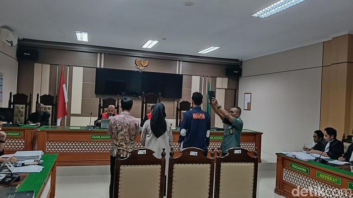 Tiga orang saksi disumpah sebelum memberikan keterangannya dalam persidangan, Rabu (1/4/2026).