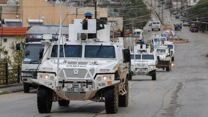 Pasukan penjaga perdamaian PBB berpatroli di perbatasan de facto antara Lebanon dan Israel, bekerja sama dengan tentara Lebanon. (Reuters)