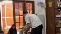 Ada baju bola, uang dan bola yang ditanda tangani oleh mereka yang diberikan kepada anak-anak, ungkap salah satu admin tersebut kepada detikcom, Kamis (2/4/2026). Foto: dok instagram Aksi Nyata Foundation Pakubuwono