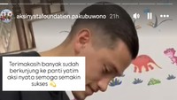 Momen kapten Timnas Indonesia, Jay Idzes, melakukan sesi tanda tangan dengan anak-anak yayasan. Foto: dok instagram Aksi Nyata Foundation Pakubuwono