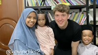 Bahkan ada salah satu anak disabilitas yang sangat bahagia bisa bertemu dengan idolanya. Karena, dia memang cita-citanya jadi pemain bola dan impiannya bisa bertemu pemain bola idola akhirnya tercapai, tuturnya. Foto: dok instagram Aksi Nyata Foundation Pakubuwono