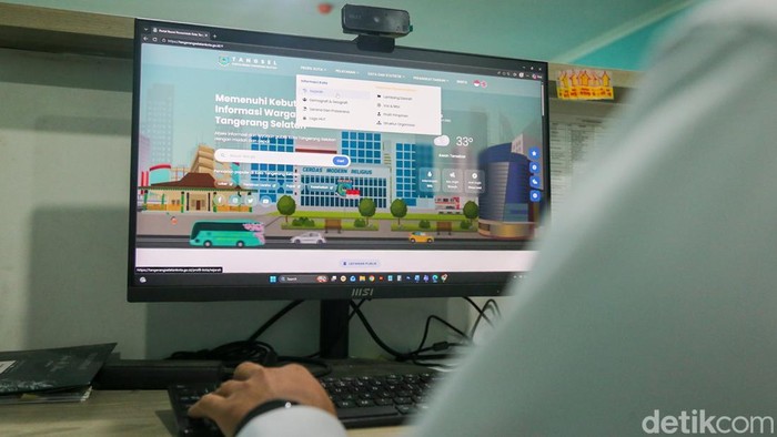 Sejumlah aparatur sipil negara (ASN) tengah bekerja di kantor Puspemkot Tangsel, Rabu (1/4/2026). Kebijakan transformasi budaya kerja ini mencakup penerapan kebijakan bekerja dari rumah atau work from home (WFH) bagi ASN di tingkat pusat dan daerah.