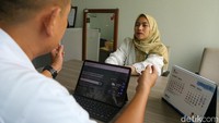 Pemerintah memastikan bahwa kebijakan ini tetap memperhatikan sektor-sektor yang bersifat pelayanan publik dan strategis, yang tetap bekerja secara langsung di kantor atau lapangan.