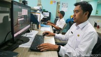 Sejumlah aparatur sipil negara (ASN) tengah bekerja di kantor Puspemkot Tangsel, Rabu (1/4/2026). Kebijakan transformasi budaya kerja ini mencakup penerapan kebijakan bekerja dari rumah atau work from home (WFH) bagi ASN di tingkat pusat dan daerah.