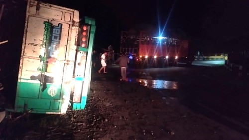 Truk fuso pengangkut sapi terguling tewaskan 2 orang di Dompu, Selasa (31/3/2026) malam. (Foto Polres Dompu)