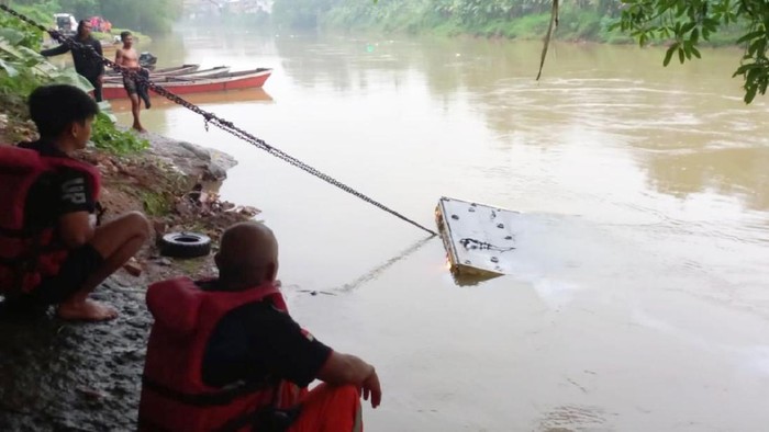 Truk Towing Terjun ke Sungai Citanduy di Kota Banjar