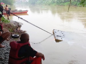 Truk Towing Terjun ke Sungai Citanduy Banjar, Sopir Hilang