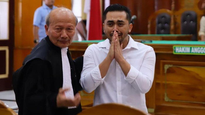 Terdakwa kasus pembuatan video profil desa Amsal Christiy Sitepu (tengah) mengikuti sidang putusan di Pengadilan Negeri Medan, Sumatera Utara, Rabu (1/4/2026). Majelis Hakim Pengadilan Negeri Medan menjatuhkan vonis bebas kepada videografer Amsal Christiy Sitepu perihal kasus pembuatan video profil desa di Kabupaten Karo. ANTARA FOTO/Yudi Manar/foc.