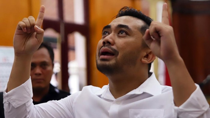 Majelis Hakim PN Medan menjatuhkan vonis bebas kepada videografer Amsal Christiy Sitepu perihal kasus pembuatan video profil desa di Kabupaten Karo.