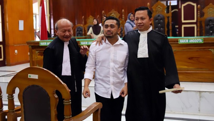 Terdakwa kasus pembuatan video profil desa Amsal Christiy Sitepu (tengah) mengikuti sidang putusan di Pengadilan Negeri Medan, Sumatera Utara, Rabu (1/4/2026). Majelis Hakim Pengadilan Negeri Medan menjatuhkan vonis bebas kepada videografer Amsal Christiy Sitepu perihal kasus pembuatan video profil desa di Kabupaten Karo. ANTARA FOTO/Yudi Manar/foc.