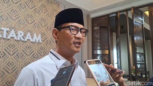 Wali Kota Mataram, Mohan Roliskana saat diwawancarai di kantornya, Rabu (1/4/2026).