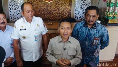 Wamen Pendidikan Dasar dan Menengah Fajar Riza Ul Haq (tengah) di wantilan Kantor Bupati Karangasem, Rabu (1/4/2026). (foto: I Wayan Selamat Juniasa)