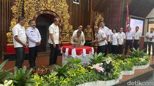 Wamendikdasmen Fajar Riza Ul Haq saat mengunjungi Wantilan Sabha Prakerthi, Kantor Bupati Karangasem, Rabu (1/4/2026). (Foto: I Wayan Selamat Juniasa/detikBali)