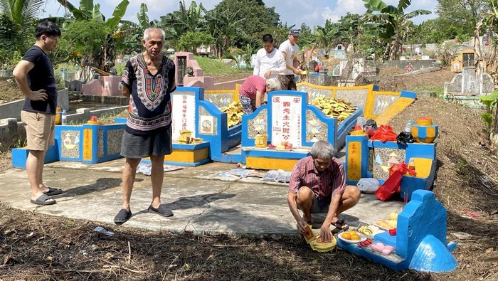 Warga Tionghoa melakukan tradisi Cheng Beng di Palembang