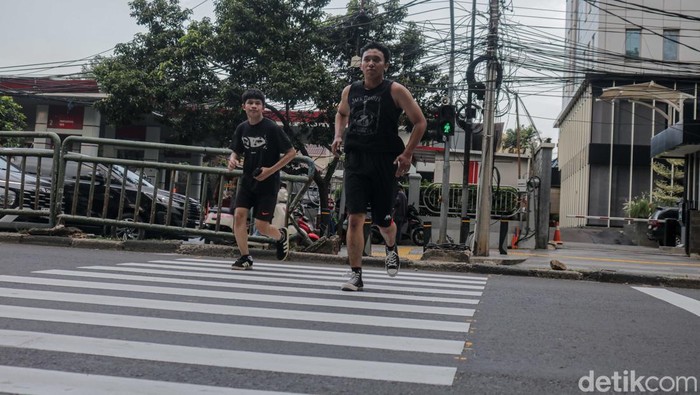 Sejumlah warga melintasi zebra cross baru yang telah rampung dibangun di kawasan Tebet, Jakarta, Rabu (1/4/2026). Fasilitas penyeberangan ini kini sudah dapat digunakan oleh masyarakat sebagai upaya meningkatkan keselamatan pejalan kaki di area dengan mobilitas tinggi.