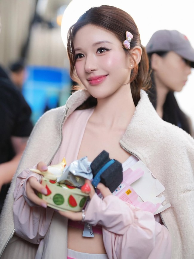 Penampilan Zhao Lusi diatur dengan gaya kuncir sederhana. Justru kesederhanaan ini membuat penampilannya terlihat lebih fresh dan effortless, sekaligus menonjolkan fitur wajahnya yang lembut. Foto: Dok. China Daily, Instagram @rosyzhao_fan