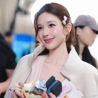 Penampilan Zhao Lusi diatur dengan gaya kuncir sederhana. Justru kesederhanaan ini membuat penampilannya terlihat lebih fresh dan effortless, sekaligus menonjolkan fitur wajahnya yang lembut. Foto: Dok. China Daily, Instagram @rosyzhao_fan