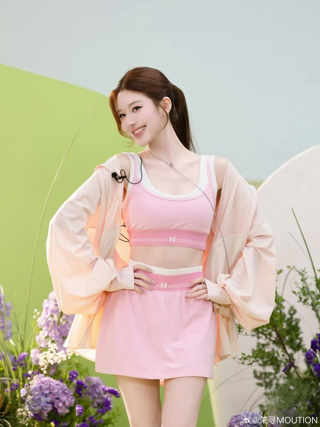 Penampilan Zhao Lusi dalam balutan busana bernuansa pink membuat banyak netizen menyebutnya sebagai Barbie hidup. Outfit bernuansa pink yang manis hingga riasan natural mempertegas kecantikannya. Foto: Dok. China Daily, Instagram @rosyzhao_fan