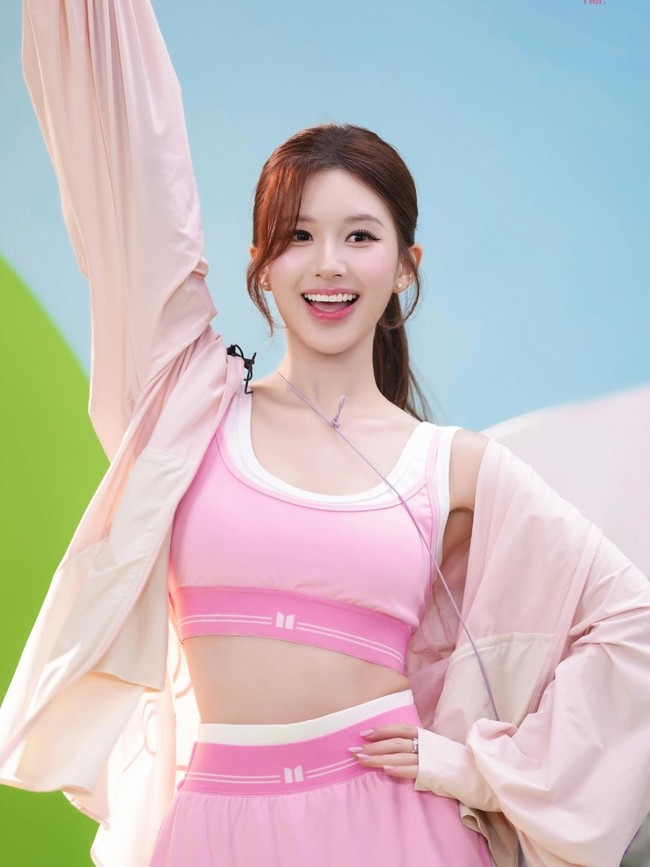 Zhao Lusi mengenakan setelan crop top bernuansa merah muda yang dipadukan dengan warna putih sehingga menciptakan tampilan yang segar dan feminin. Foto: Dok. China Daily, Instagram @rosyzhao_fan