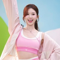 Zhao Lusi mengenakan setelan crop top bernuansa merah muda yang dipadukan dengan warna putih sehingga menciptakan tampilan yang segar dan feminin. Foto: Dok. China Daily, Instagram @rosyzhao_fan