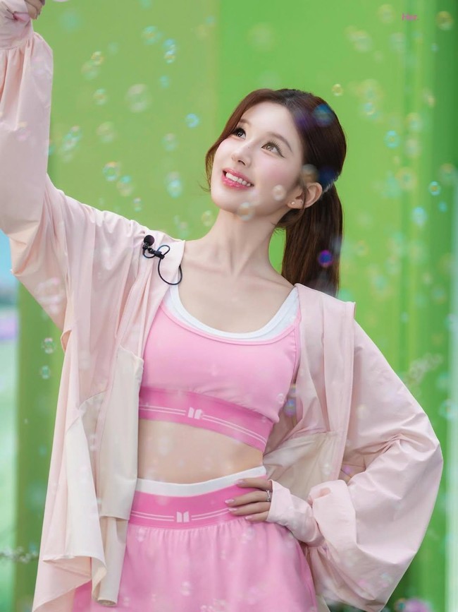 7 Potret Zhao Lusi di Shanghai Fashion Week, Cantik Bak Barbie di Dunia Nyata